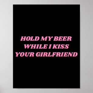 Poster Segure minha cerveja enquanto eu beijo a sua namor