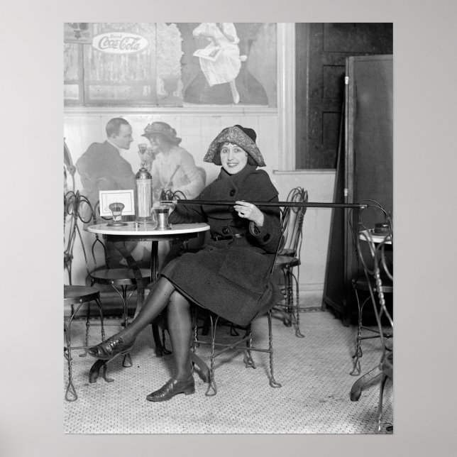 Poster Senhora com um Flask Oculto, 1922. Vintage Photo (Frente)