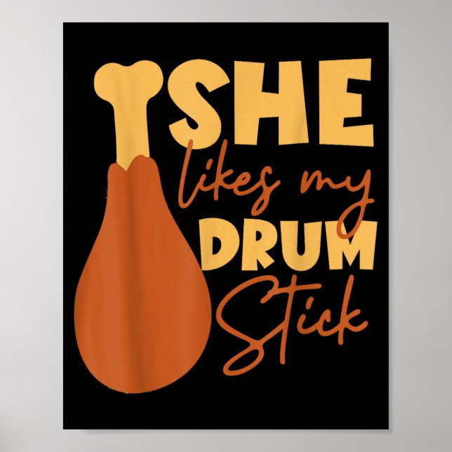 Poster She Likes My Drum Stick Funny Couple Matching Than (Frente)