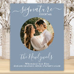 Poster Signature Cocktail Foto Dusty Bar de Casamento Azu<br><div class="desc">Bebidas de Assinatura! Caligrafia simples, mas elegante, esta placa de bar de bebida característica apresenta um coquetel 'The Newlyweds', personalizado com sua bebida preferida. Personalize esta placa de casamento elegante com a sua foto de noivado ou casais favoritos, o seu nome e a sua bebida de assinatura! Você também pode...</div>