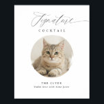 Poster Signature Cocktail Sinal Foto Pet Foto Elegante<br><div class="desc">Signature Cocktails Elegante com seu retrato fotográfico de Pet: este moderno e divertido cartaz de bebidas de casamento apresenta caligrafia romântica e uma foto do seu animal de estimação. Esta versão é para um animal de estimação solteiro.</div>