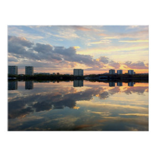 Póster Silêncio Dourado — Reflexo Urbano