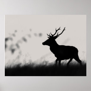 Poster Silhueta de Veado Vermelho em Névoa – Preto e Bran