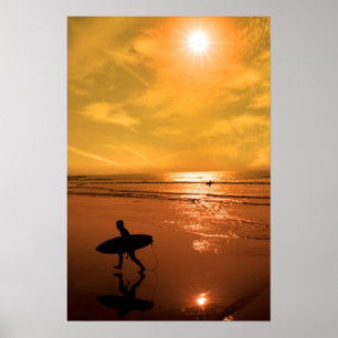 Póster silhueta do surfista que anda do mar