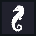Poster silhueta SEAHORSE náutica<br><div class="desc">| DURAÇÃO DO LAGO | NÚMERO | BARCO | ANCHOR | DURAÇÃO DO LAGO | A VIDA É MELHOR NO LAGO | DIVERSÃO | CHIC | SIMPLES | ÁGUA | ACESSÓRIOS DE DECOR DE BARCO DIVERTIDO PARA CASA | DECOR DA CASA TROPICAL NAUTILITÁRIA | CLASSIC SILHOUETTE DESIGN | PRAIA |...</div>