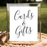 Poster Símbolo de presentes e cartões de casamento com sc<br><div class="desc">Adicione um toque de sofisticação ao seu evento com este elegante sinal de "Cartões e Presentes", com um roteiro preto elegante sobre um fundo branco nítido. Perfeito para casamentos, chás de panela, chás de fraldas e festas de aniversário, este sinal versátil ajuda os hóspedes a saber exatamente onde colocar suas...</div>