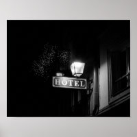 Sinal de hotel Vintage, luz de rua e muitas luzes