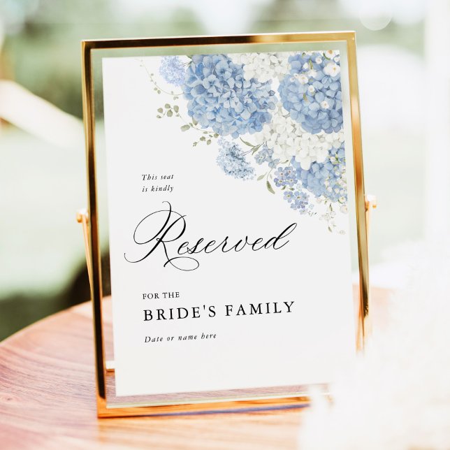 Poster Sinal de Reservado Floral Branco Azul Empoeirado 5 (Dusty blue white floral reserved wedding sign, bride family, hydrangea watercolor, outdoor)