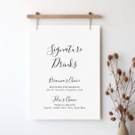 Poster Sinal Simples de Dringas de Assinatura Minimalista<br><div class="desc">Este simples sinal minimalista é perfeito para um casamento moderno. O design simples e elegante apresenta a tipografia de scripts clássicos e ricos em preto e branco. Personalize o sinal com os nomes da noiva e do noivo e a sua escolha de bebida favorita.</div>