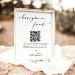 Poster Sinalização de Código QR do Fundo Honeymoon, Casam<br><div class="desc">Este Sinal de Código QR do Fundo Honeymoon apresenta uma bela elegância minimalista moderna e é perfeito para ser exibido no seu casamento ou evento especial! As cores de texto e de fundo são totalmente editáveis —> clique no botão "Editar usando a ferramenta Design" para editar!</div>