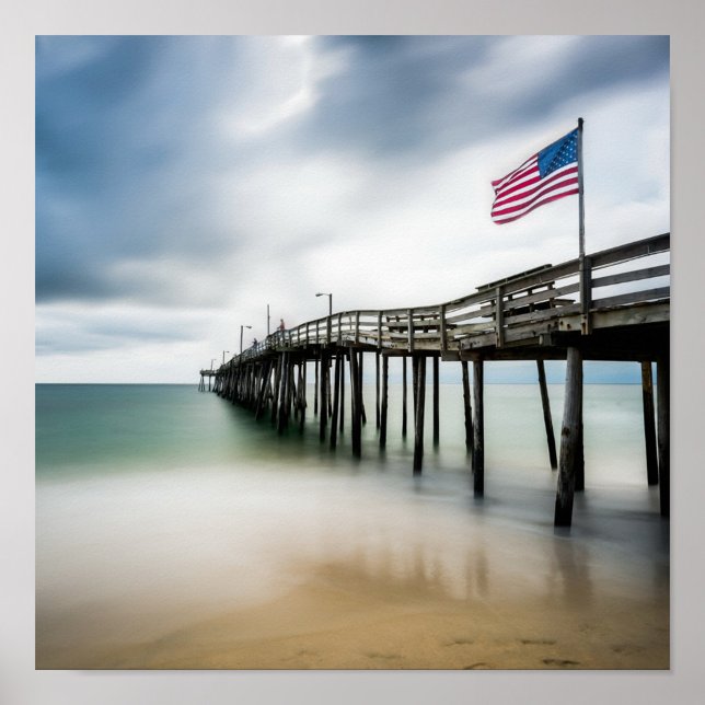 Poster Sinalizador América (America Flag on a serene pier extends into calm waters under a cloudy sky.)
