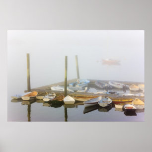 Póster Skiffs e nevoeiro matinal no porto sudoeste,