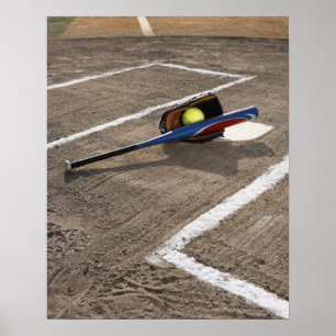 Póster Softball, luva do softball e bastão na placa home