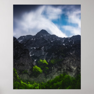 Poster Sol iluminou floresta verde debaixo das montanhas
