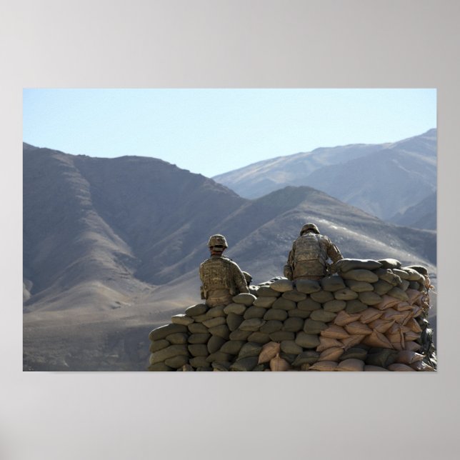 Póster soldados comandam equipamento comunicação (Frente)