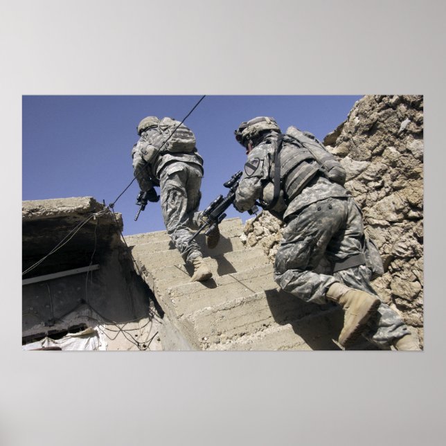 Póster Soldados subindo escada de um prédio (Frente)