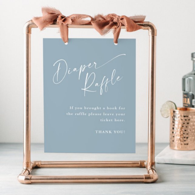 Poster Sorteio de Fraldas com Rótulo Moderno Azul para Ch (Modern script diaper raffle dusty blue boys baby shower sign.
)
