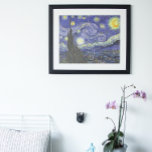 Póster Starry Night por Vincent van Gogh<br><div class="desc">Starry Night, de Vincent van Gogh, é uma pintura de paisagem urbana de paisagens de apos impressionismo de arte com vista para o Santo Remy, França do asilo de van Gogh. O céu noturno está balançando com nuvens com uma lua crescente brilhante e estrelas brilhantes sobre a pequena vila. Starry...</div>