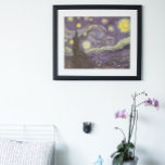 Póster Starry Night por Vincent van Gogh, Vintage Fine Ar<br><div class="desc">Starry Night (1889), por Vincent van Gogh, é um apos impressionismo de pintura paisagística de arte. Uma vista de uma cidade num vale à noite com as nuvens a girar, as estrelas a brilhar e uma bela lua ouro amarela. Foi pintado durante o dia pela memória e é a pintura...</div>