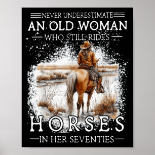 Poster Subestimar uma velha que monta cavalos