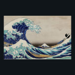 Poster Surfar a Grande Onda<br><div class="desc">Parte da famosa coleção Art Reimagined, esta imagem irá ressoar com surfistas que não veem apenas uma onda, eles veem um desafio. Não poderia haver um desafio maior do que A Grande Onda ao largo de Kanagawa, Japão. Como um Tsunami, é a onda definitiva, mas provavelmente melhor apreciada do que...</div>