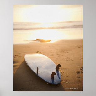 Póster Surfboard na praia no pôr do sol