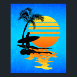 Póster Surfe no Sol<br><div class="desc">Surfando arte de surfista em pé na praia e um nascer do sol sobre a água.</div>