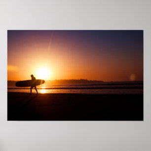 Póster Surfista na praia no por do sol
