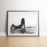 Poster Surfista Negra e Branca no Oceano<br><div class="desc">Abraçar a beleza e a liberdade cruas do estilo de vida surf com esta Surfer Negra e Branca no Poster Oceano. Apresentando um design monocromático minimalista de uma surfista destemida imersa nas ondas, essa trabalho de arte capta a essência da aventura, da força e da conexão com o mar. A...</div>