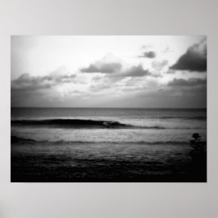 Póster Surfista que trava uma onda na manhã B&W