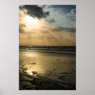 Póster surfista solitário nas ondas de inverno