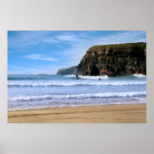 Poster surfistas navegando perto de Ballybunion cliffs