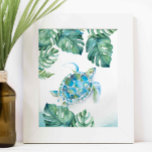 Poster Tartaruga do Mar e Folhas de Monstera<br><div class="desc">Perfeito para quartos de crianças, banheiros e áreas de vida em sua casa de praia tropical. Esta impressão apresenta minha mão original pintada de aquarela, a tartaruga-do-mar e as folhas de palma da monstera em tons de azul e verde-turquesa. Corresponde à minha coleção de decoração do lado do mar. Para...</div>