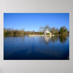 Poster Templo Clássico à Beira do Lago com Cúpula