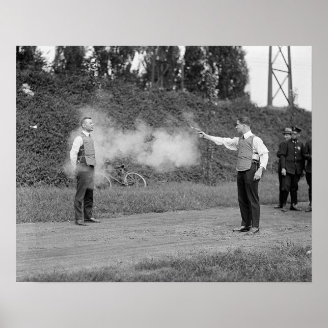 Póster Testando Colete à Prova de Balas, 1923. Foto Antig (Frente)