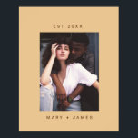 Poster Texto de Fotografia Personalizada Minimalista do C<br><div class="desc">Poster de Casal de de Texto de Foto Personalizado Minimalista Camel Beige, com grande quadro de espaço em branco, nome de casal/recém-casados e ano de noivado, em uma fonte moderna e simples sans serif e uma foto personalizada. Crie um casamento perfeito, presentes de noivado e de festa do aquecimento doméstico...</div>