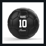 Póster Texto Personalizado da Bola de Futebol da Equipe M<br><div class="desc">Digite um texto. Um presente para a sua equipe. Decorre o seu quarto. Arte digital com o tema futebol. Bola de futebol negra. Arte por José Ricardo</div>