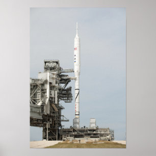 Póster The Ares I-X rocket is seen on the launch pad