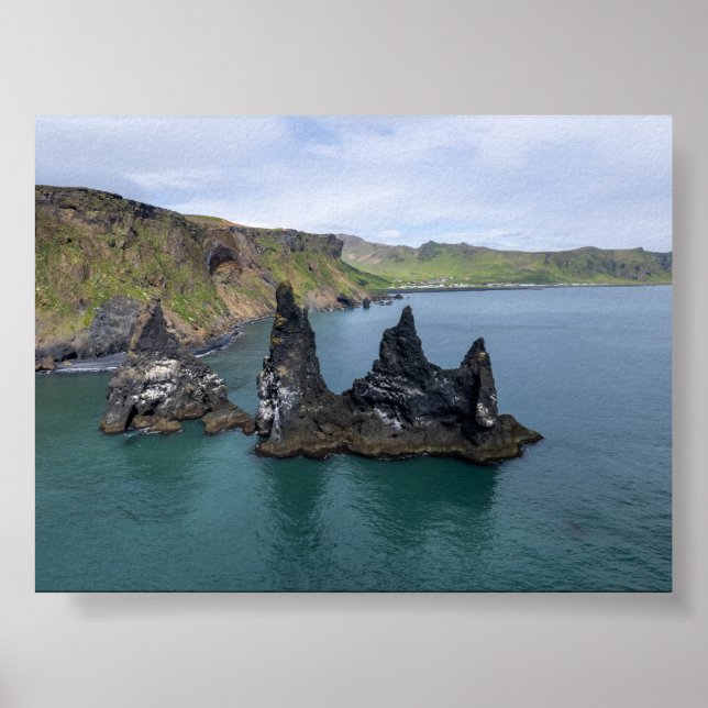 Poster The Reynisdrangar rock formations in Iceland (Frente)