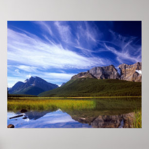 Póster The still waters of Waterfowl Lake make a
