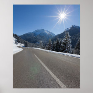 Póster Thrugh vazio idílico da estrada uma paisagem do