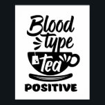 Poster Tipo Sanguíneo Tea Positive Funny Tea Lover Puns<br><div class="desc">Tipo Sanguíneo Chá Positivo. Um design de chá engraçado para aqueles que adoram tomar chá gelado ou chá quente de manhã. Legal e doce mercadoria tipográfica para amante do chá. Perfeito para celebrar o Dia Nacional do Chá Forçado. presente de Natal e excelente para família e amigos.</div>