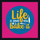 Poster Tipografia da Cozinha Baking Engraçada Retro Baker<br><div class="desc">Arte tipográfica colorida com cores retrô e vibrantes. Peitos engraçados e citações sobre comida,  cozinhar,  assar e jantar. Condecoração perfeita para sua cozinha,  restaurante,  café,  compro de padaria ou restaurante. A cor de fundo (o círculo e o quadrado) é personalizável através da Ferramenta Design.</div>