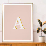 Poster Tipografia da Vintagem Rosa Esbranquiçada do Monog<br><div class="desc">Um simples design inicial minimalista usando uma tipografia retrô antiga em branco,  com uma sombra de ouro sobre fundo rosa-claro. A letra pode ser facilmente personalizada para criar o seu próprio design de monograma!</div>