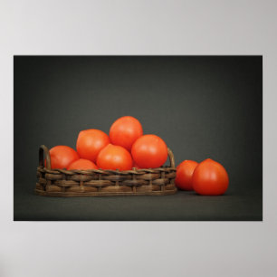 Poster Tomate vermelho pequeno numa cesta de mesa escura
