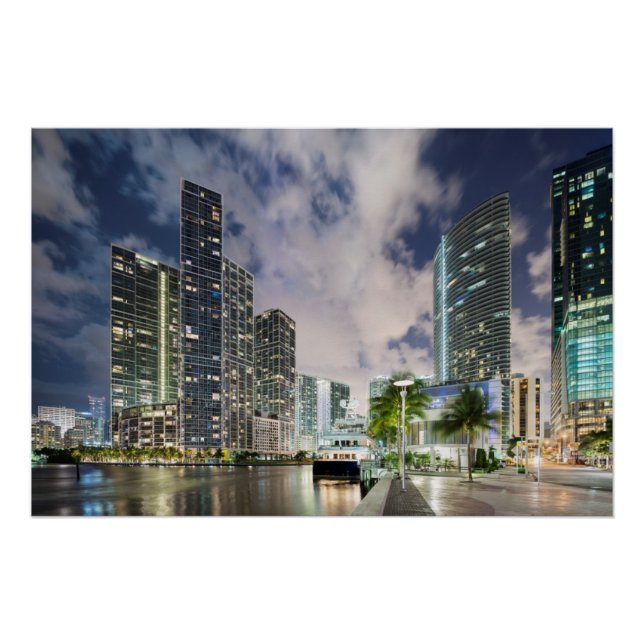 Póster Torres iluminadas na margem aquática do rio Miami (Frente)