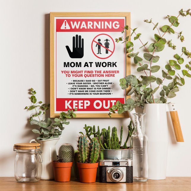 Poster Trabalhando em casa Mãe Manter Sign Out (Lighten the mood while also sending the troops a clear message – Mom's At Work!)