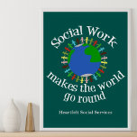 Póster Trabalho social faz o mundo girar<br><div class="desc">O trabalho social faz com que o mundo gire poster com sua empresa personalizada no fundo. Um belo presente de serviços sociais para seu assistente social favorito. Possui um grupo de pessoas de mãos dadas ao redor do planeta azul e verde Terra. Juntem-se para fazer uma mudança ajudando as pessoas....</div>