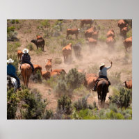 Três cowboys e cowboys dirigindo gado