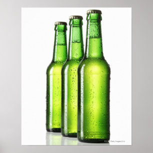 Poster Três garrafas verdes de cerveja em fundo branco,